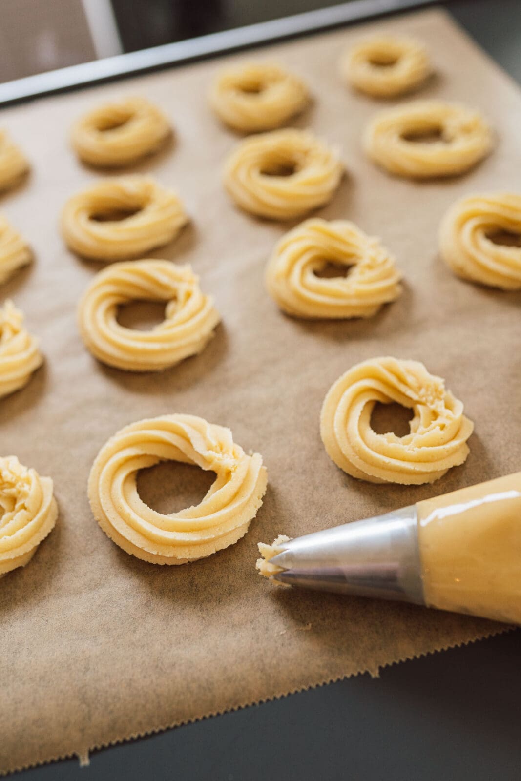 Perfekte Butterkringel - unser Rezept für den besten Teig 3 Butterkringel 2025 2 | Unser Rezept für perfekte Butterkringel kennt ihr ja schon seit Jahren. Wir haben uns dazu entschieden, sie erneut zu backen, um unser Rezept zu kontrollieren und eventuell zu optimieren. Aber perfekte Butterkringel sind einfach perfekte Butterkringen. Daher hatten wir nicht viel zu verändern. Dennoch möchten wir euch dieses Rezept noch einmal ans Herz legen, denn nach Weihnachten ist bekanntlich vor Weihnachten. Und damit genug zeit für perfekte Butterkringel, damit es auch in der Zeit dazwischen leckere Kekse gibt.