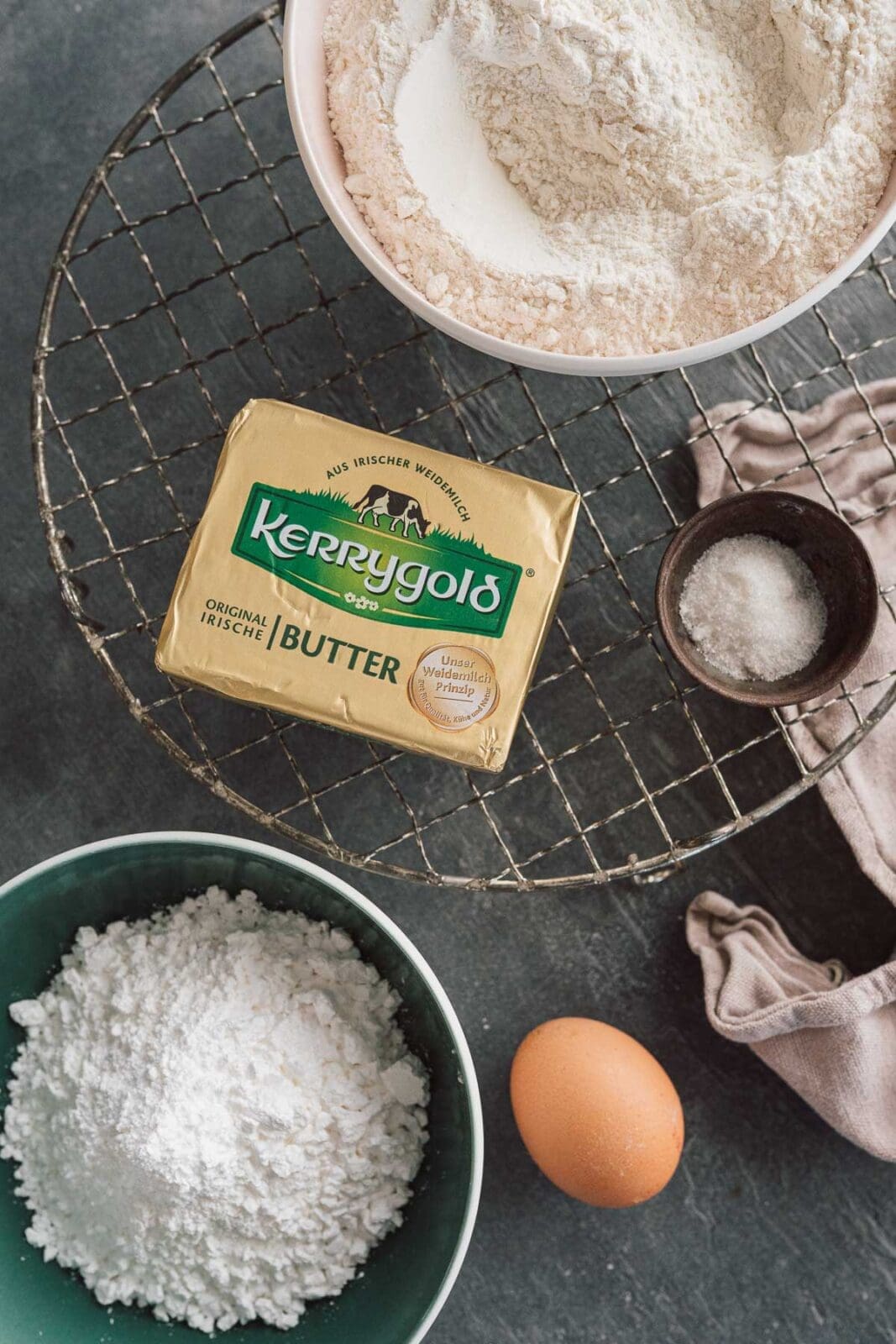 Perfekte Butterkringel - unser Rezept für den besten Teig 4 Butterkringel 2025 3 | Unser Rezept für perfekte Butterkringel kennt ihr ja schon seit Jahren. Wir haben uns dazu entschieden, sie erneut zu backen, um unser Rezept zu kontrollieren und eventuell zu optimieren. Aber perfekte Butterkringel sind einfach perfekte Butterkringen. Daher hatten wir nicht viel zu verändern. Dennoch möchten wir euch dieses Rezept noch einmal ans Herz legen, denn nach Weihnachten ist bekanntlich vor Weihnachten. Und damit genug zeit für perfekte Butterkringel, damit es auch in der Zeit dazwischen leckere Kekse gibt.