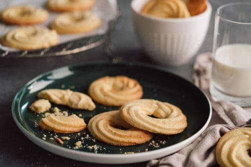 Butterkringel 2025 4 | Unser Rezept für perfekte Butterkringel kennt ihr ja schon seit Jahren. Wir haben uns dazu entschieden, sie erneut zu backen, um unser Rezept zu kontrollieren und eventuell zu optimieren. Aber perfekte Butterkringel sind einfach perfekte Butterkringen. Daher hatten wir nicht viel zu verändern. Dennoch möchten wir euch dieses Rezept noch einmal ans Herz legen, denn nach Weihnachten ist bekanntlich vor Weihnachten. Und damit genug zeit für perfekte Butterkringel, damit es auch in der Zeit dazwischen leckere Kekse gibt.