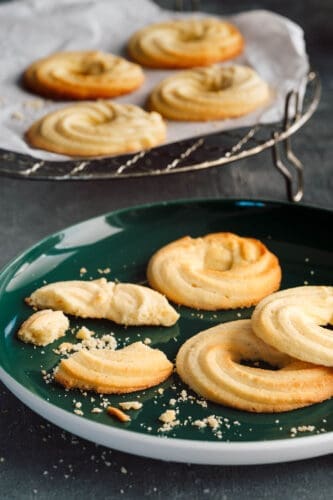 Butterkringel 2025 6 | Weihnachtsplätzchen Rezepte gehören für uns jedes Jahr fest in die Adventszeit. Ob Vanillekipferl, Zimtsterne oder moderne Varianten. Ohne eine gut gefüllte Weihnachtsbäckerei wäre Weihnachten einfach nicht komplett, oder?! Wenn ihr Weihnachtsplätzchen Rezepte sucht, die schnell gelingen und gleichzeitig nach Kindheit schmecken, dann seid ihr hier richtig. Wir haben euch eine Sammlung zusammengestellt, die sowohl klassische als auch moderne Ideen für eure Weihnachtsbäckerei bereithält.