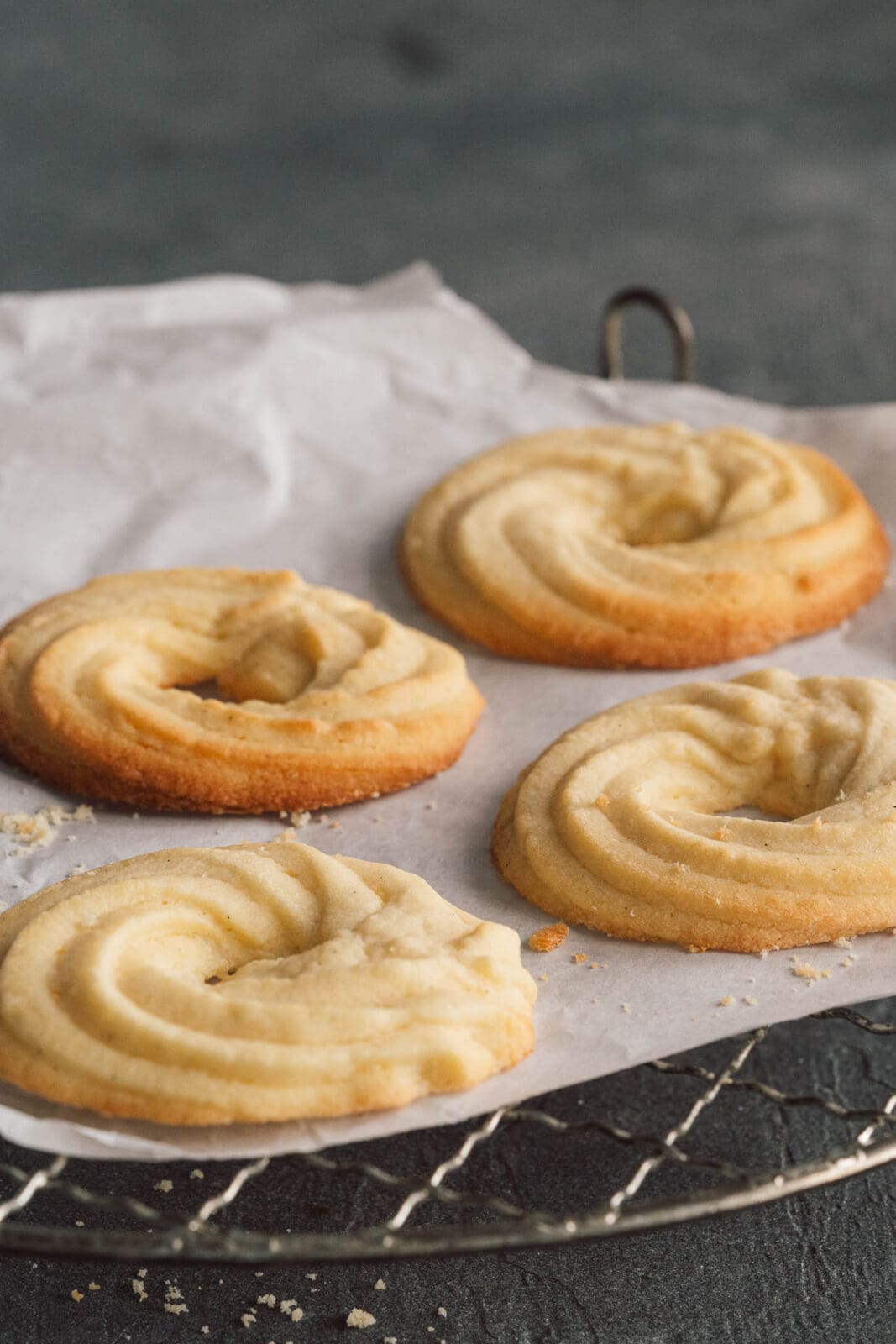 Perfekte Butterkringel - unser Rezept für den besten Teig 6 Butterkringel 2025 7 | Unser Rezept für perfekte Butterkringel kennt ihr ja schon seit Jahren. Wir haben uns dazu entschieden, sie erneut zu backen, um unser Rezept zu kontrollieren und eventuell zu optimieren. Aber perfekte Butterkringel sind einfach perfekte Butterkringen. Daher hatten wir nicht viel zu verändern. Dennoch möchten wir euch dieses Rezept noch einmal ans Herz legen, denn nach Weihnachten ist bekanntlich vor Weihnachten. Und damit genug zeit für perfekte Butterkringel, damit es auch in der Zeit dazwischen leckere Kekse gibt.