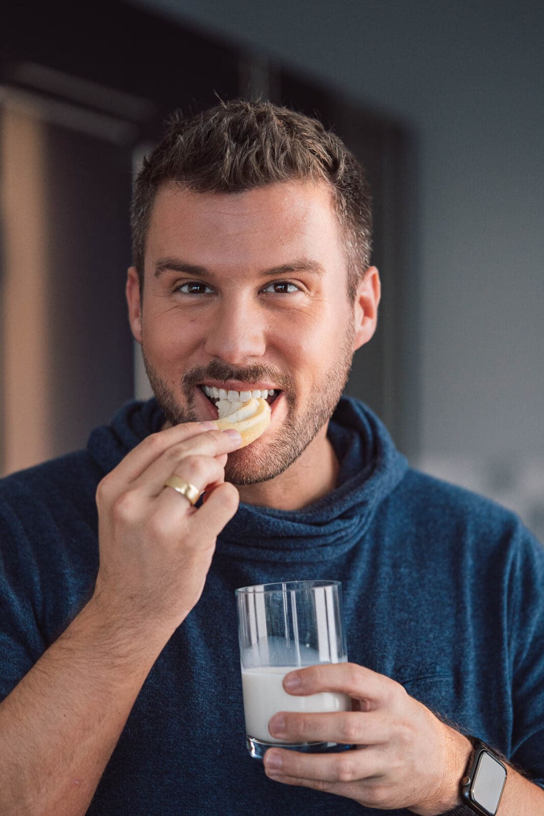 Perfekte Butterkringel - unser Rezept für den besten Teig 7 Butterkringel 2025 9 | Unser Rezept für perfekte Butterkringel kennt ihr ja schon seit Jahren. Wir haben uns dazu entschieden, sie erneut zu backen, um unser Rezept zu kontrollieren und eventuell zu optimieren. Aber perfekte Butterkringel sind einfach perfekte Butterkringen. Daher hatten wir nicht viel zu verändern. Dennoch möchten wir euch dieses Rezept noch einmal ans Herz legen, denn nach Weihnachten ist bekanntlich vor Weihnachten. Und damit genug zeit für perfekte Butterkringel, damit es auch in der Zeit dazwischen leckere Kekse gibt.