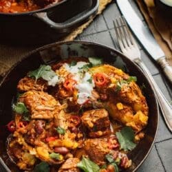 Smoky Chili con Carne mit zarter Rinderbrust, rauchigem Paprikapulver und Schokolade. Unser rauchiges Schmorgericht, nicht nur für kalte Tage!