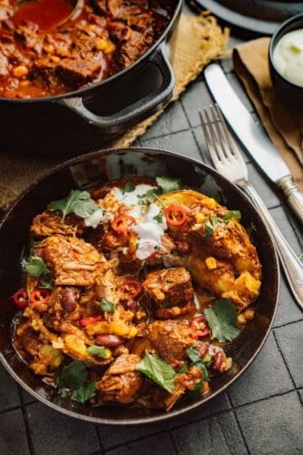 Smoky Chili con Carne – aus zarter Rinderbrust 9 Smoky Chili con Carne mit zarter Rinderbrust, rauchigem Paprikapulver und Schokolade. Unser rauchiges Schmorgericht, nicht nur für kalte Tage!