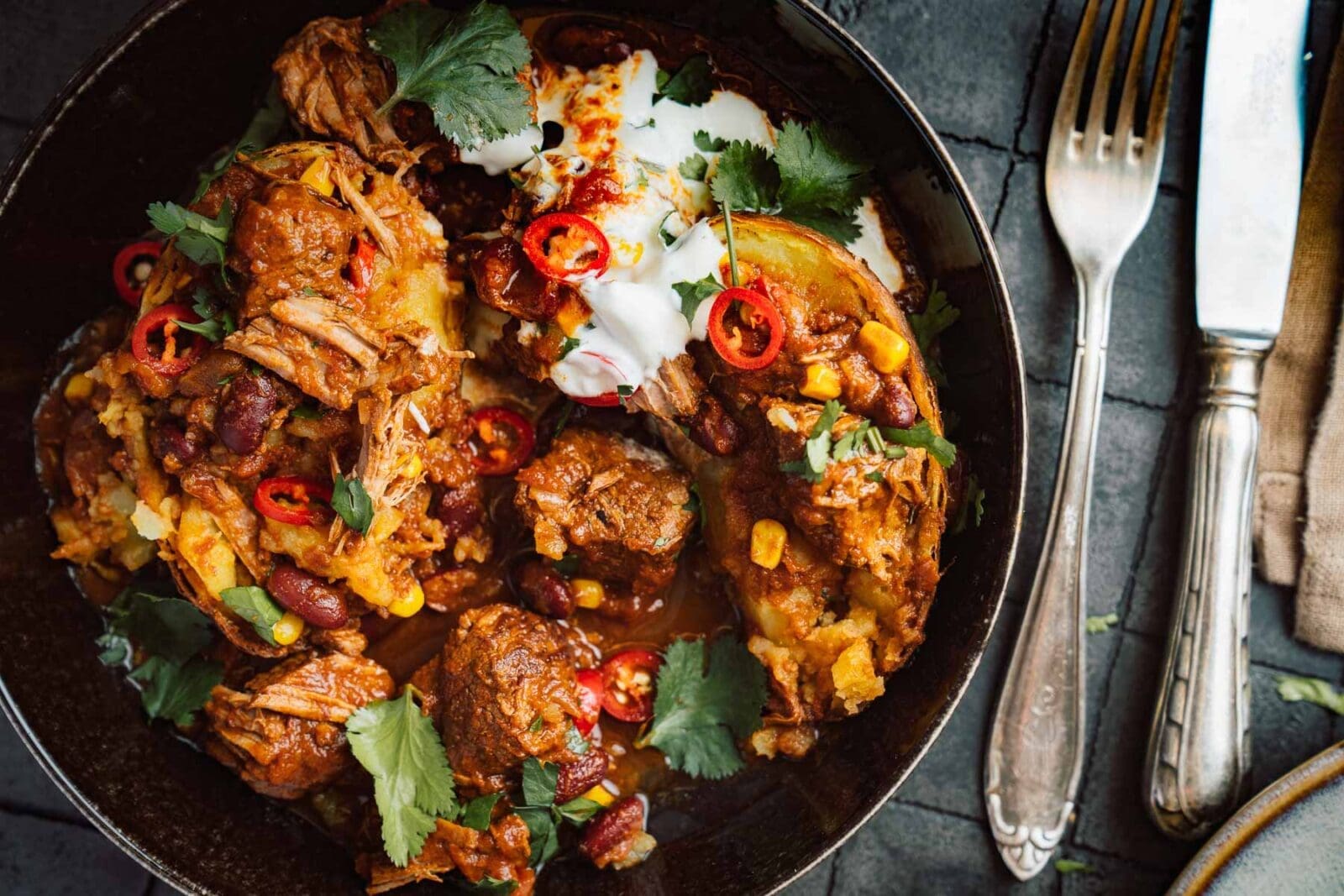 Smoky Chili con Carne mit zarter Rinderbrust, rauchigem Paprikapulver und Schokolade. Unser rauchiges Schmorgericht, nicht nur für kalte Tage!