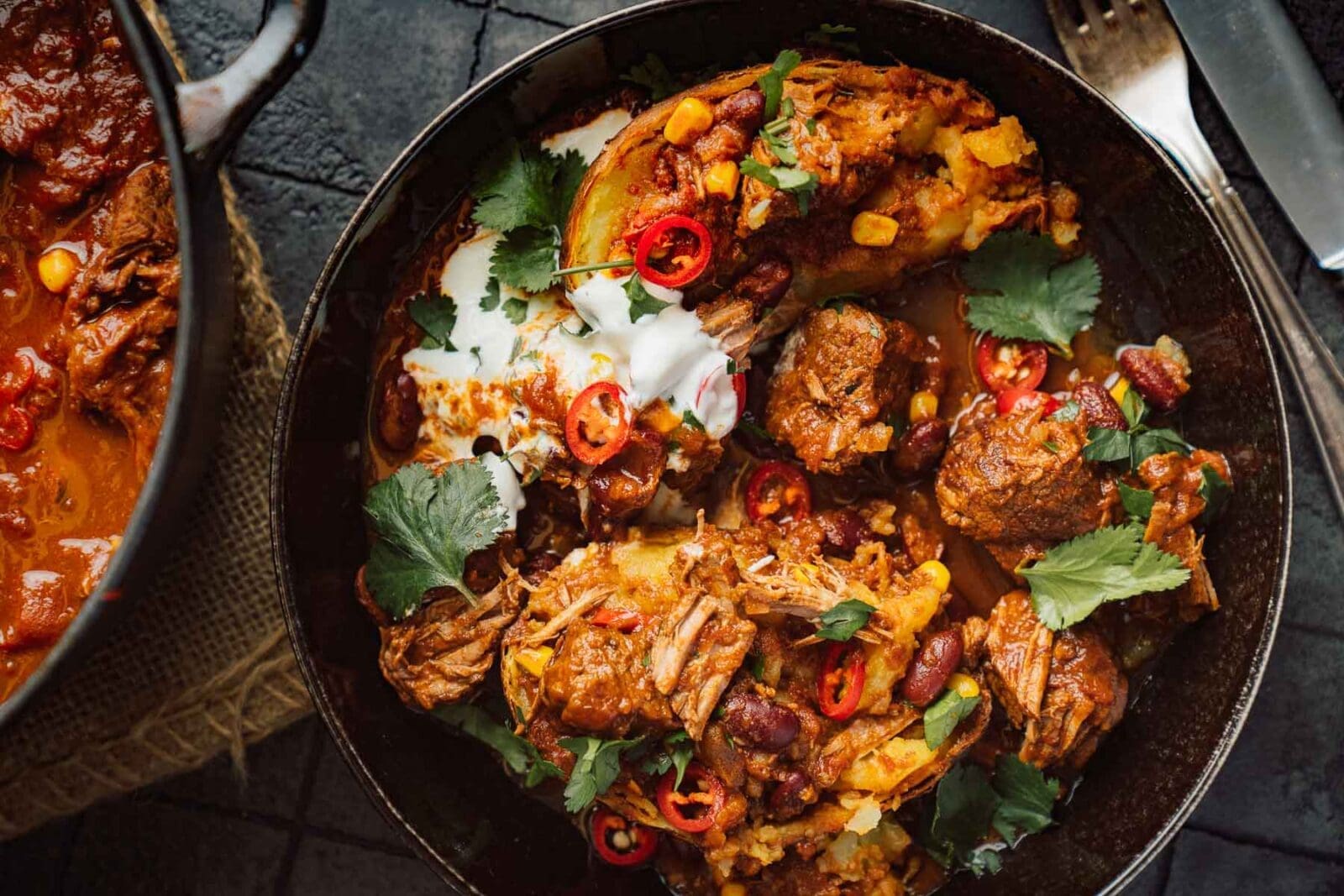 Smoky Chili con Carne mit zarter Rinderbrust, rauchigem Paprikapulver und Schokolade. Unser rauchiges Schmorgericht, nicht nur für kalte Tage!