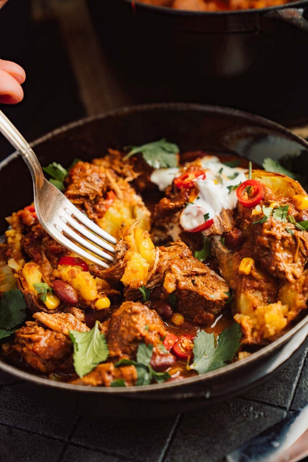 Smoky Chili con Carne mit zarter Rinderbrust, rauchigem Paprikapulver und Schokolade. Unser rauchiges Schmorgericht, nicht nur für kalte Tage!