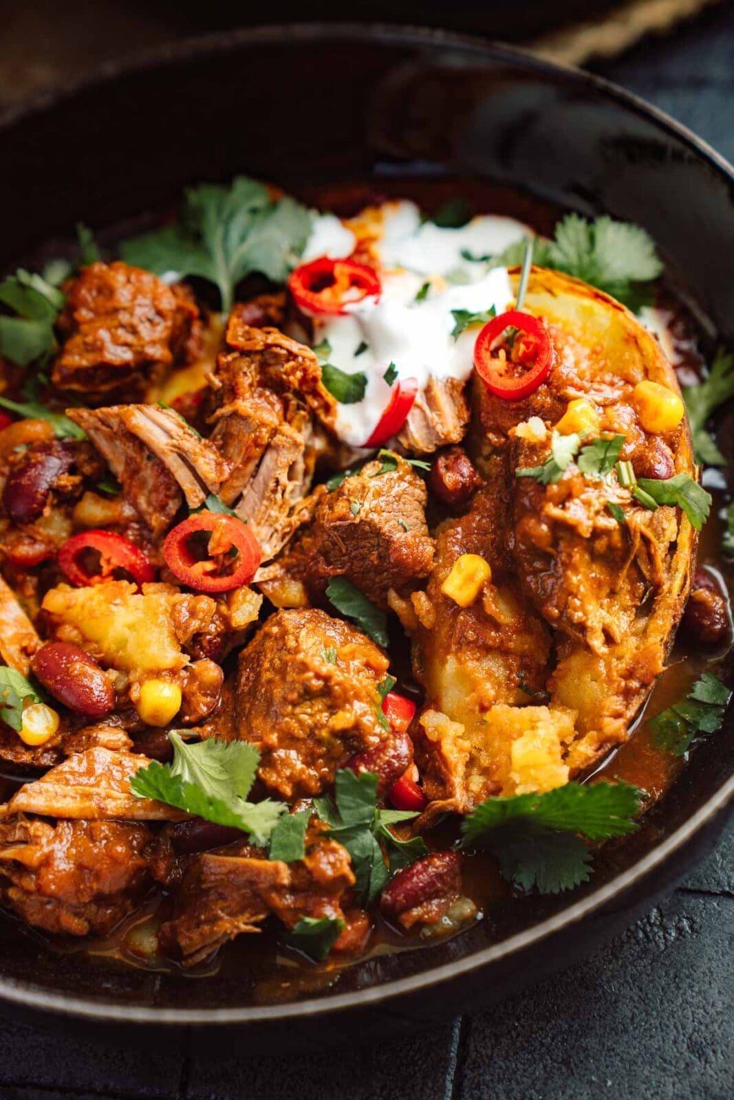 Smoky Chili con Carne mit zarter Rinderbrust, rauchigem Paprikapulver und Schokolade. Unser rauchiges Schmorgericht, nicht nur für kalte Tage!