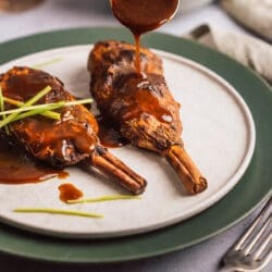 Entdecke die ultimative vegane Bratensauce: Dunkel, aromatisch und einfach zuzubereiten. Perfekt für Braten, Kartoffeln oder festliche Gerichte!