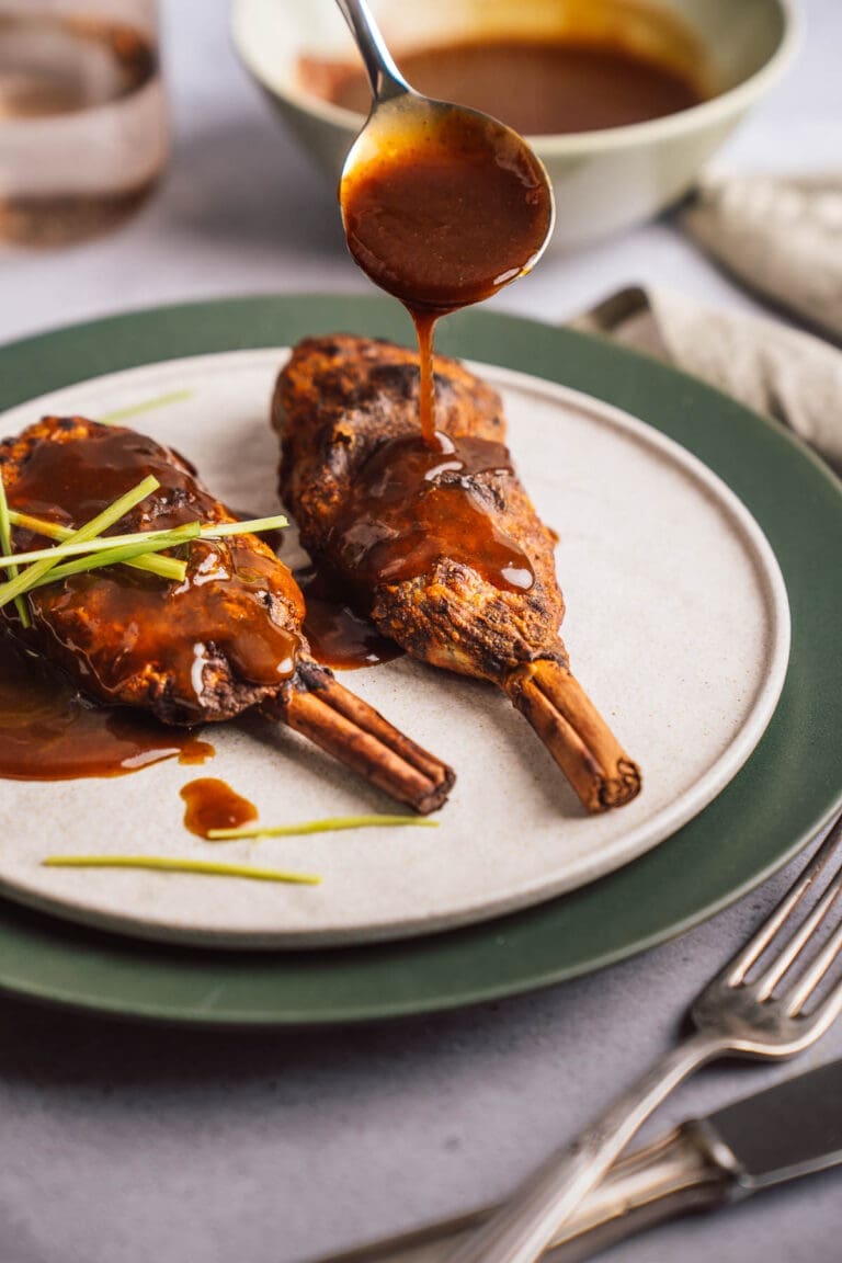 Grundrezepte – die Basics für deine Küche 2 Entdecke die ultimative vegane Bratensauce: Dunkel, aromatisch und einfach zuzubereiten. Perfekt für Braten, Kartoffeln oder festliche Gerichte!