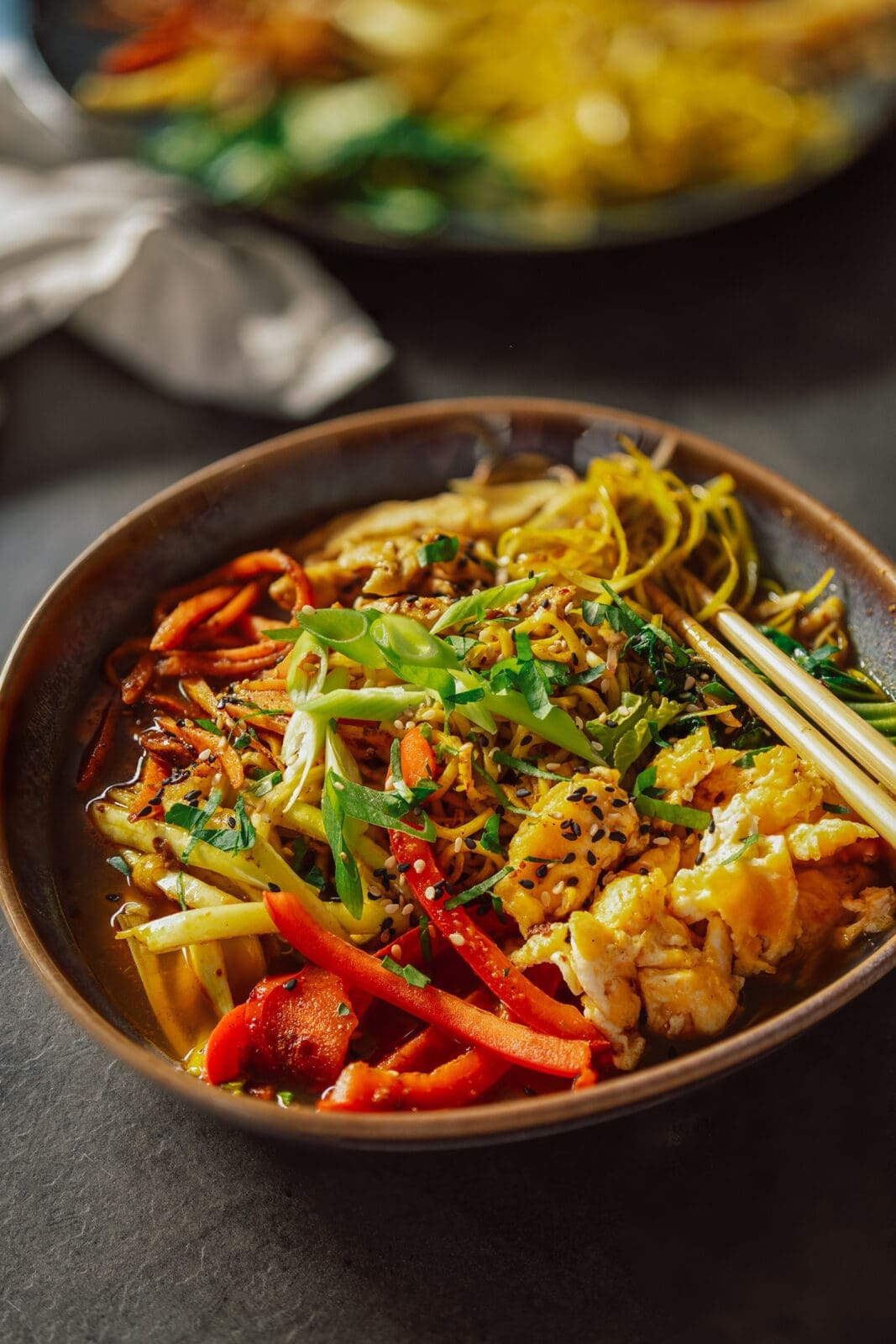 Bami Goreng Suppe – Ein schnelles, würziges Wohlfühlgericht aus Indonesien! In weniger als 30 Minuten zubereitet und perfekt für jede Mahlzeit.