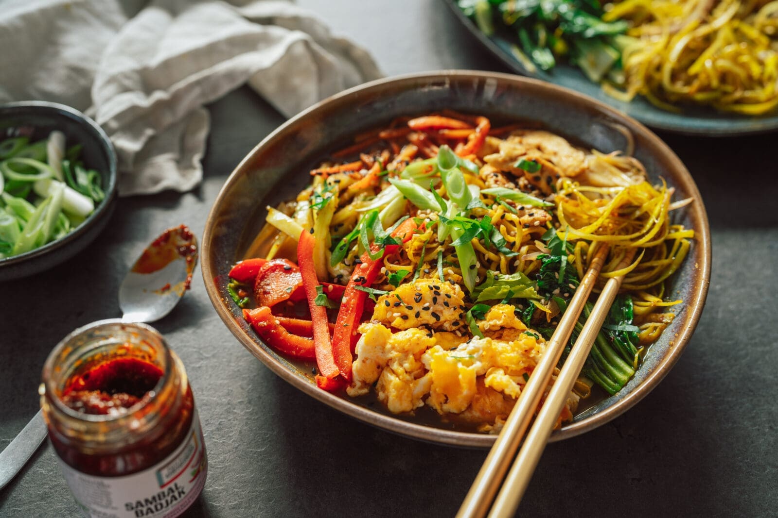 Bami Goreng Suppe – Ein schnelles, würziges Wohlfühlgericht aus Indonesien! In weniger als 30 Minuten zubereitet und perfekt für jede Mahlzeit.