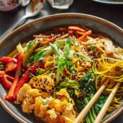 Bami Goreng Suppe – Ein schnelles, würziges Wohlfühlgericht aus Indonesien! In weniger als 30 Minuten zubereitet und perfekt für jede Mahlzeit.