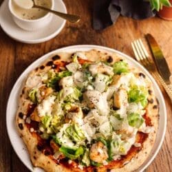 Caesar’s Pizza ist unsere kreative Neuinterpretation des Klassikers. Knuspriger Teig, würziges Dressing & frischer Salat – probiert unser Rezept aus!