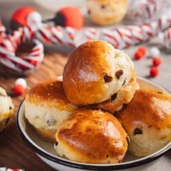 Fluffige Rosinenbrötchen sind perfekt fürs Frühstück oder als süßer Snack zwischendurch. Einfaches Rezept für weiche, goldbraune Brötchen!