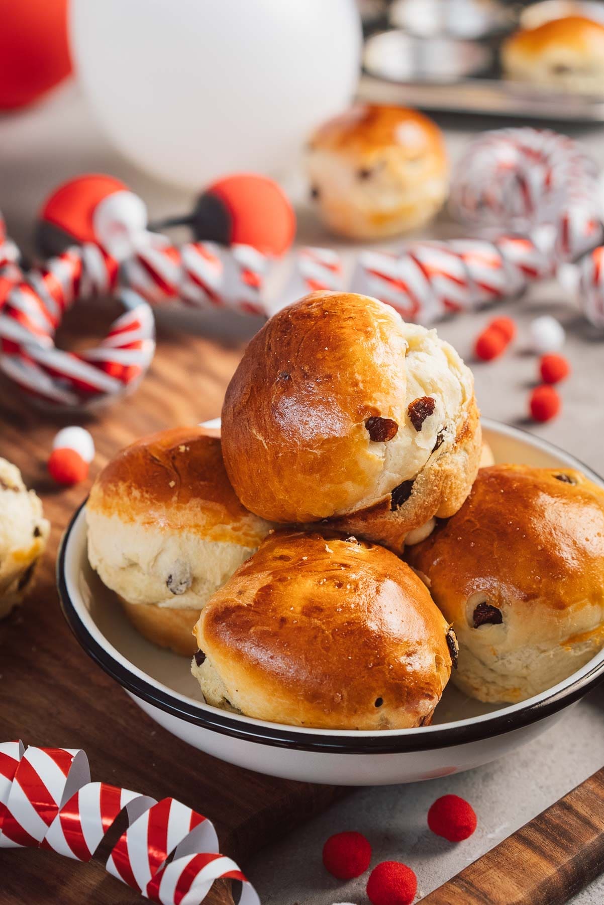 Fluffige Rosinenbrötchen sind perfekt fürs Frühstück oder als süßer Snack zwischendurch. Einfaches Rezept für weiche, goldbraune Brötchen!