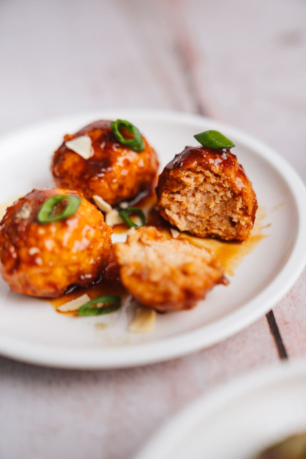Teriyaki Hackbällchen aus der Heißluftfritteuse mit glänzender Sauce und Sesam