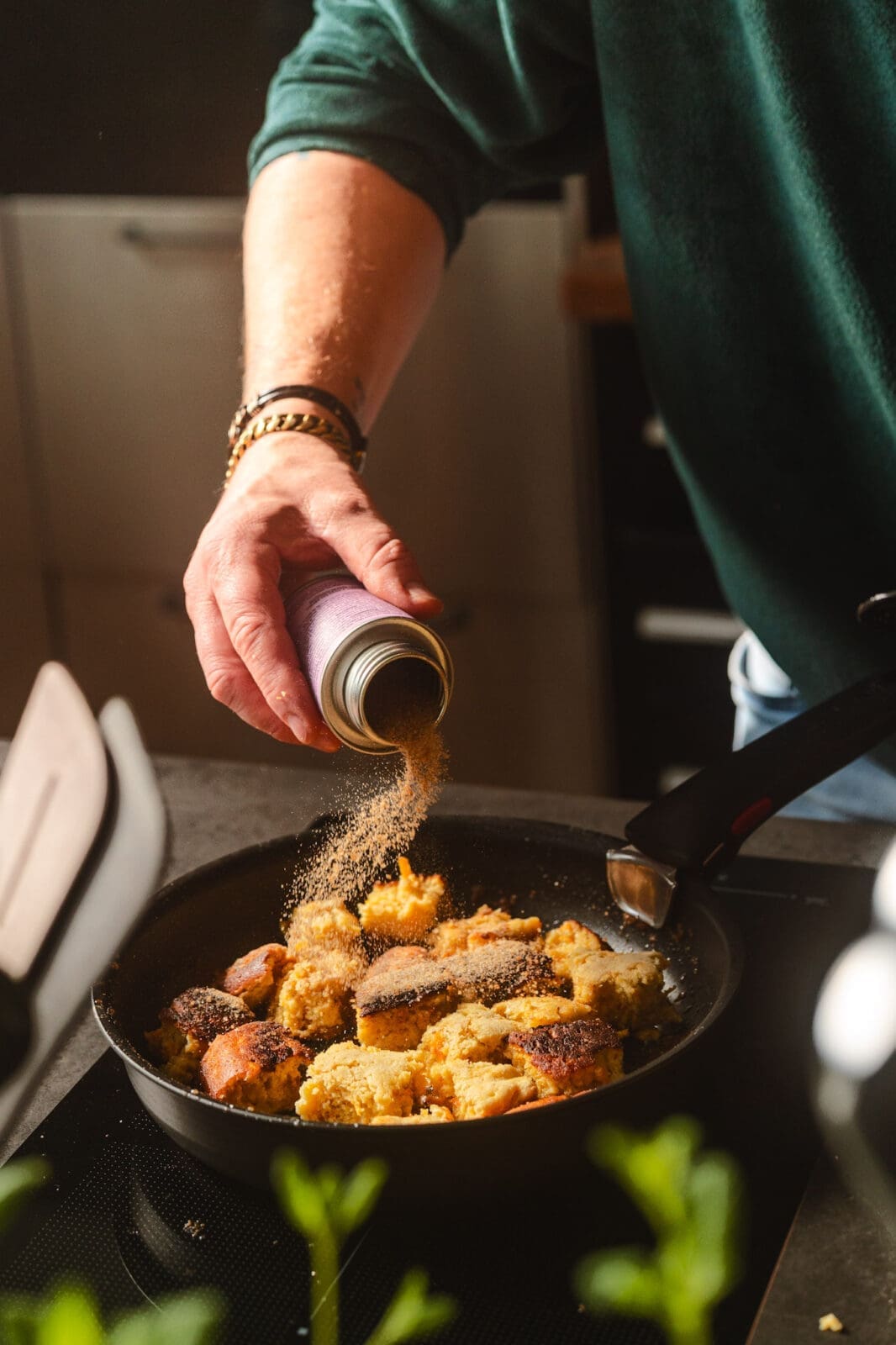 Warum nicht mal einen Carrot Cake Kaiserschmarrn auf dem Tisch? Die geraspelten Möhren machen ihn noch saftiger. Perfekt als Osterdessert.