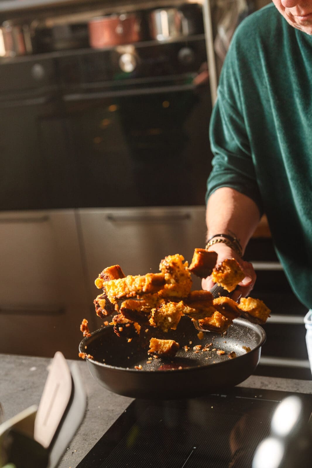 Warum nicht mal einen Carrot Cake Kaiserschmarrn auf dem Tisch? Die geraspelten Möhren machen ihn noch saftiger. Perfekt als Osterdessert.