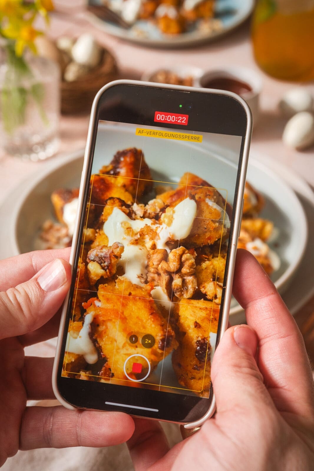 Warum nicht mal einen Carrot Cake Kaiserschmarrn auf dem Tisch? Die geraspelten Möhren machen ihn noch saftiger. Perfekt als Osterdessert.