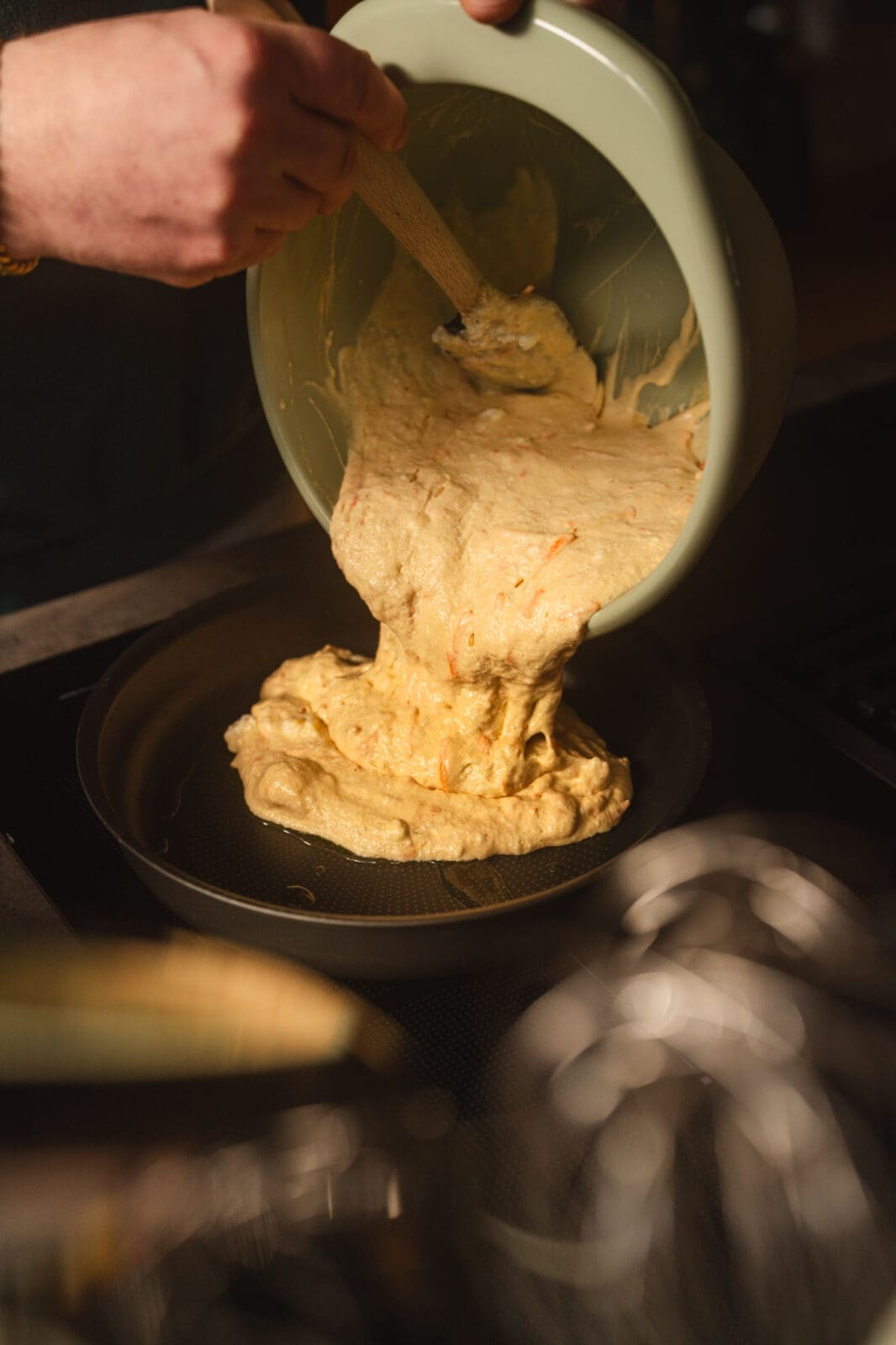 Warum nicht mal einen Carrot Cake Kaiserschmarrn auf dem Tisch? Die geraspelten Möhren machen ihn noch saftiger. Perfekt als Osterdessert.