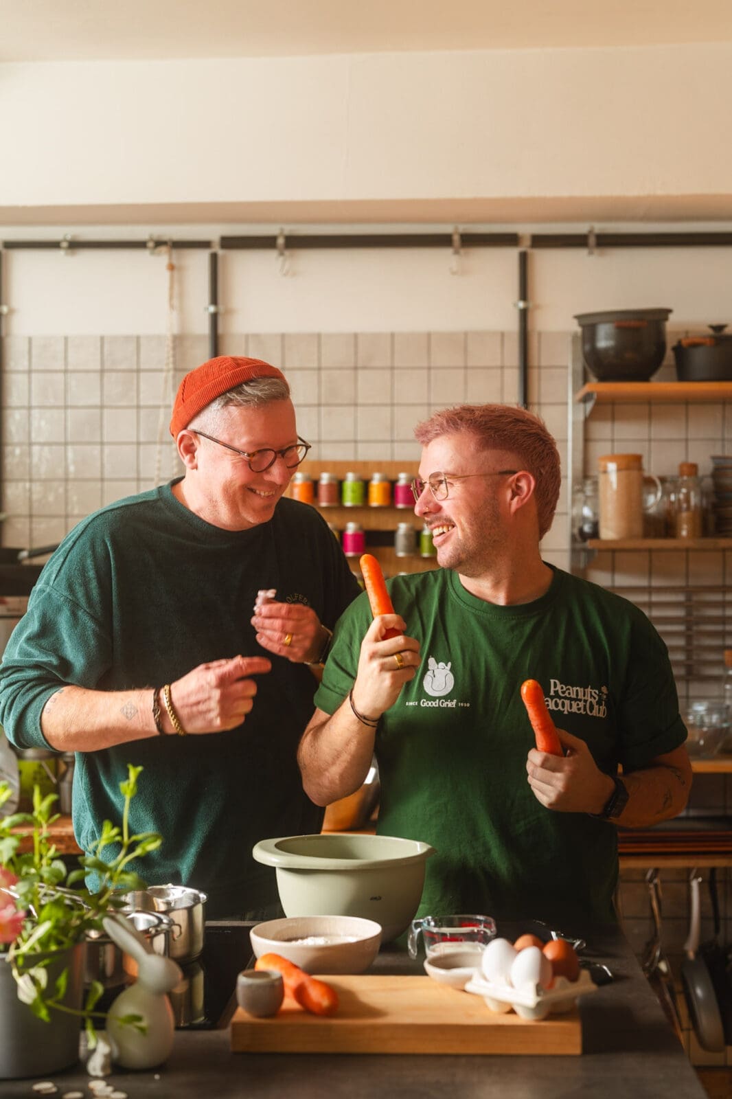 Kaiserschmarrn Karotte 10 | Es wurde mal wieder Zeit, unseren Carrot Cake Kaiserschmarrn neu zu backen und mit frischen Fotos aufzuwerten. Dieser Kaiserschmarrn hat in den Tiefen unseres Foodblogs viel zu lange auf sich warten lassen. Bisher haben ihn nur wenige von euch ausprobiert. Das ist echt schade, denn so ein leckerer und saftiger Kaiserschmarrn verdient definitiv mehr Aufmerksamkeit!