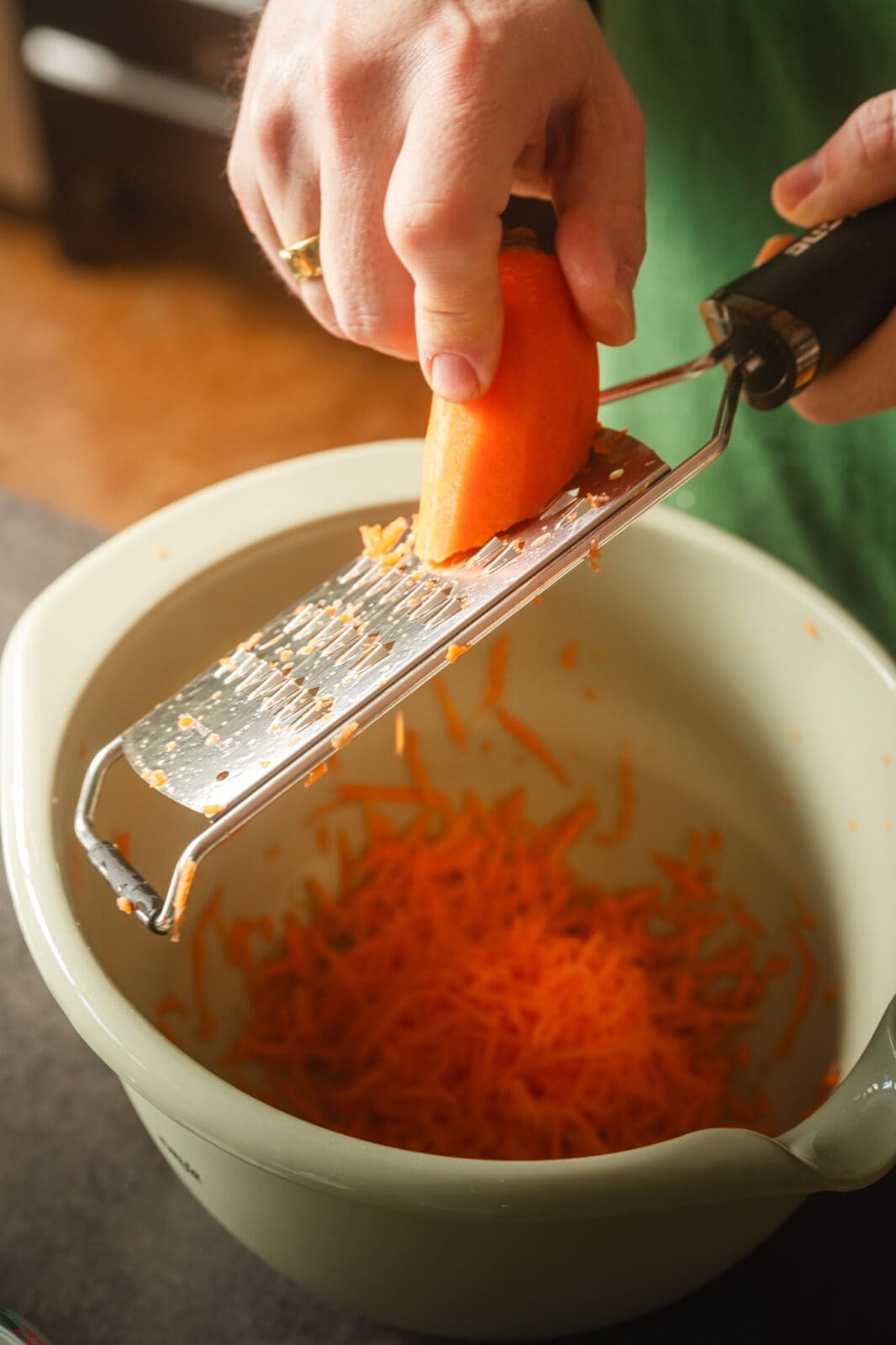 Kaiserschmarrn Karotte 12 | Es wurde mal wieder Zeit, unseren Carrot Cake Kaiserschmarrn neu zu backen und mit frischen Fotos aufzuwerten. Dieser Kaiserschmarrn hat in den Tiefen unseres Foodblogs viel zu lange auf sich warten lassen. Bisher haben ihn nur wenige von euch ausprobiert. Das ist echt schade, denn so ein leckerer und saftiger Kaiserschmarrn verdient definitiv mehr Aufmerksamkeit!