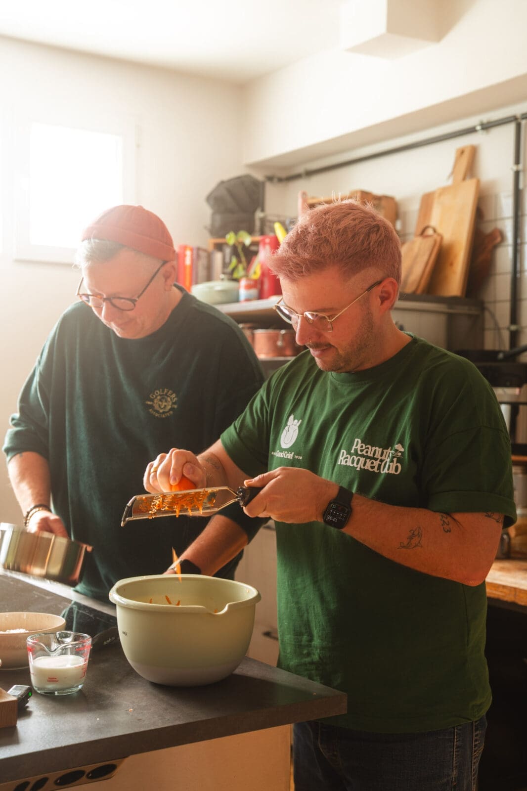 Warum nicht mal einen Carrot Cake Kaiserschmarrn auf dem Tisch? Die geraspelten Möhren machen ihn noch saftiger. Perfekt als Osterdessert.