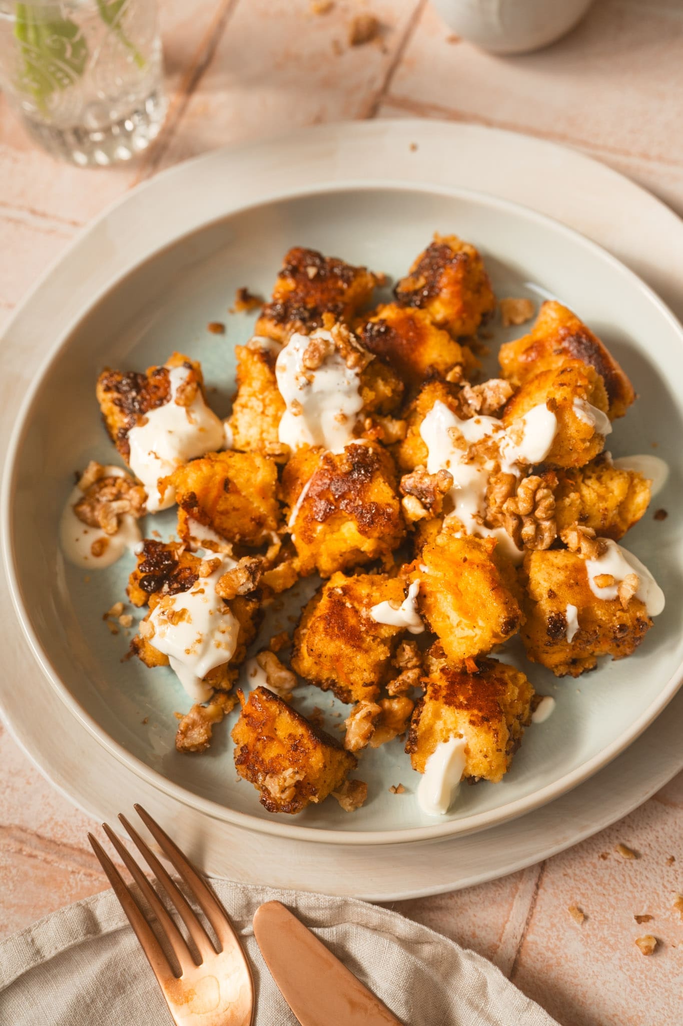 Warum nicht mal einen Carrot Cake Kaiserschmarrn auf dem Tisch? Die geraspelten Möhren machen ihn noch saftiger. Perfekt als Osterdessert.