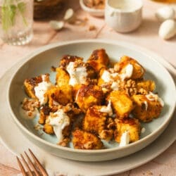 Carrot Cake Kaiserschmarrn mit Frischkäsecreme | Ein Klassiker mit Twist 11 Warum nicht mal einen Carrot Cake Kaiserschmarrn auf dem Tisch? Die geraspelten Möhren machen ihn noch saftiger. Perfekt als Osterdessert.