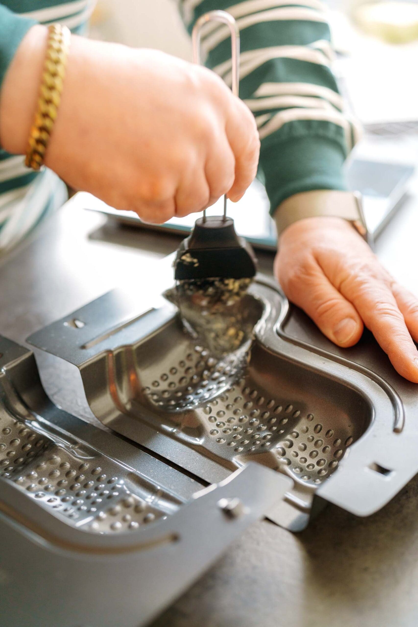 Super Saftiges Osterlämmchen | Unser einfaches Grundrezept 2 Entdecke unser super saftiges Osterlämmchen. Ein einfaches Grundrezept, das Familienerinnerungen weckt und mit Sahne-Tupfen verfeinert wird.