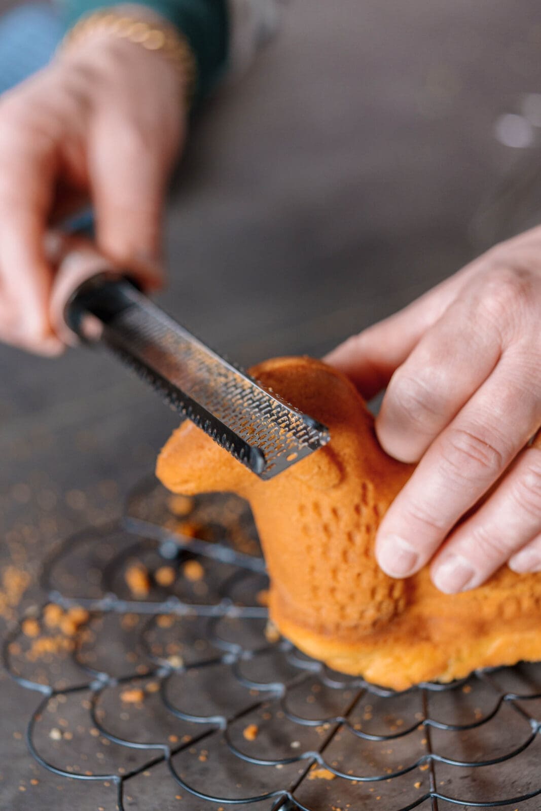 Super Saftiges Osterlämmchen | Unser einfaches Grundrezept 6 Entdecke unser super saftiges Osterlämmchen. Ein einfaches Grundrezept, das Familienerinnerungen weckt und mit Sahne-Tupfen verfeinert wird.