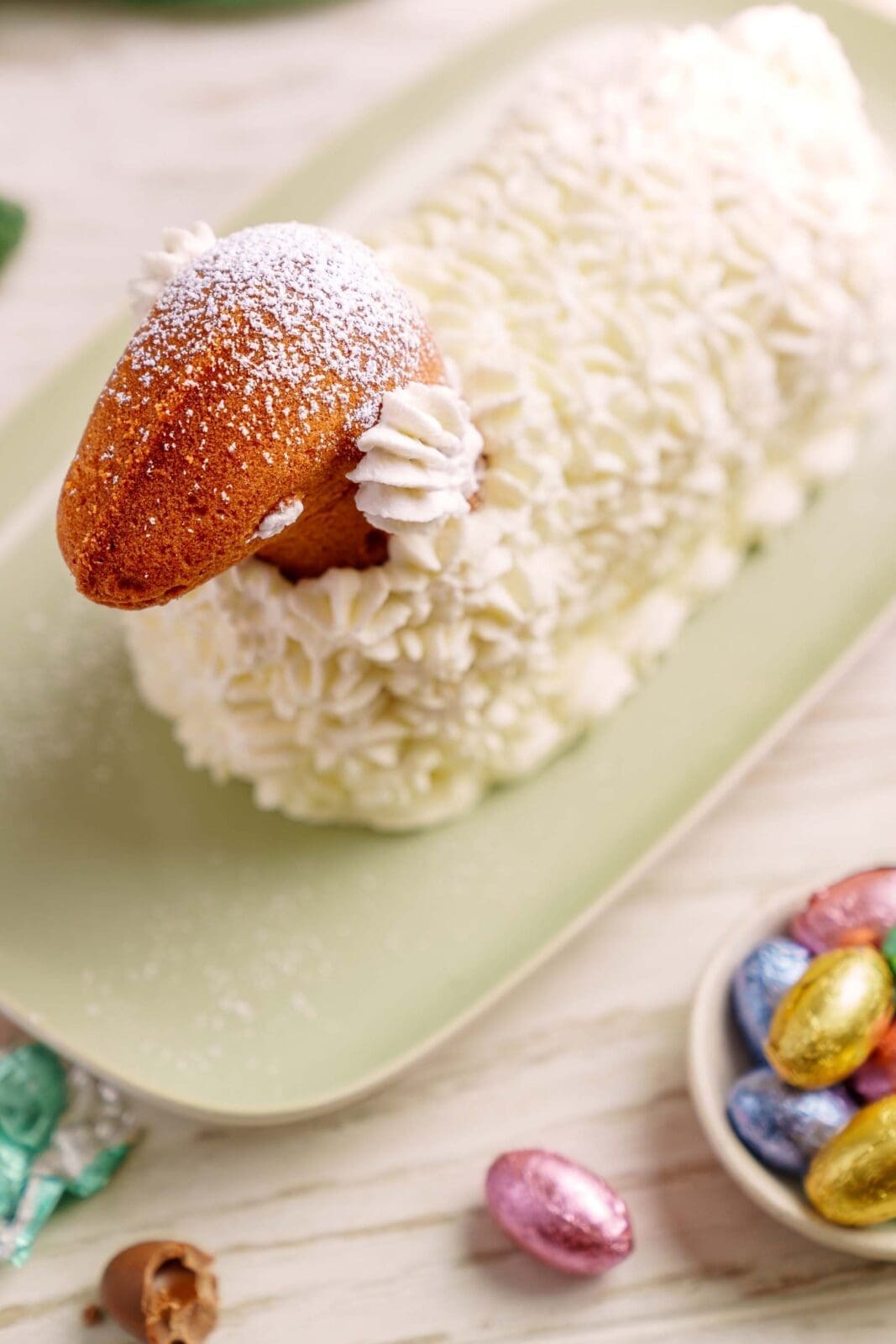 Super Saftiges Osterlämmchen | Unser einfaches Grundrezept 9 Entdecke unser super saftiges Osterlämmchen. Ein einfaches Grundrezept, das Familienerinnerungen weckt und mit Sahne-Tupfen verfeinert wird.