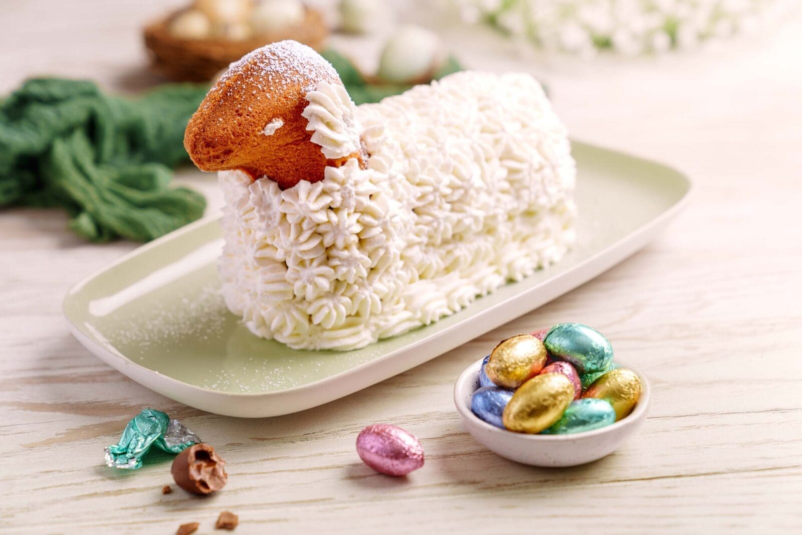 Super Saftiges Osterlämmchen | Unser einfaches Grundrezept 11 Entdecke unser super saftiges Osterlämmchen. Ein einfaches Grundrezept, das Familienerinnerungen weckt und mit Sahne-Tupfen verfeinert wird.