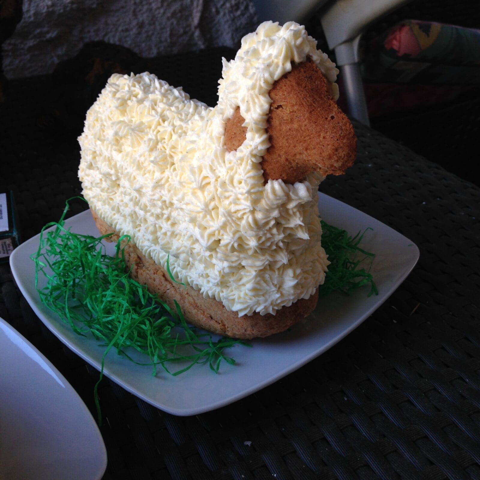 Super Saftiges Osterlämmchen | Unser einfaches Grundrezept 3 Entdecke unser super saftiges Osterlämmchen. Ein einfaches Grundrezept, das Familienerinnerungen weckt und mit Sahne-Tupfen verfeinert wird.