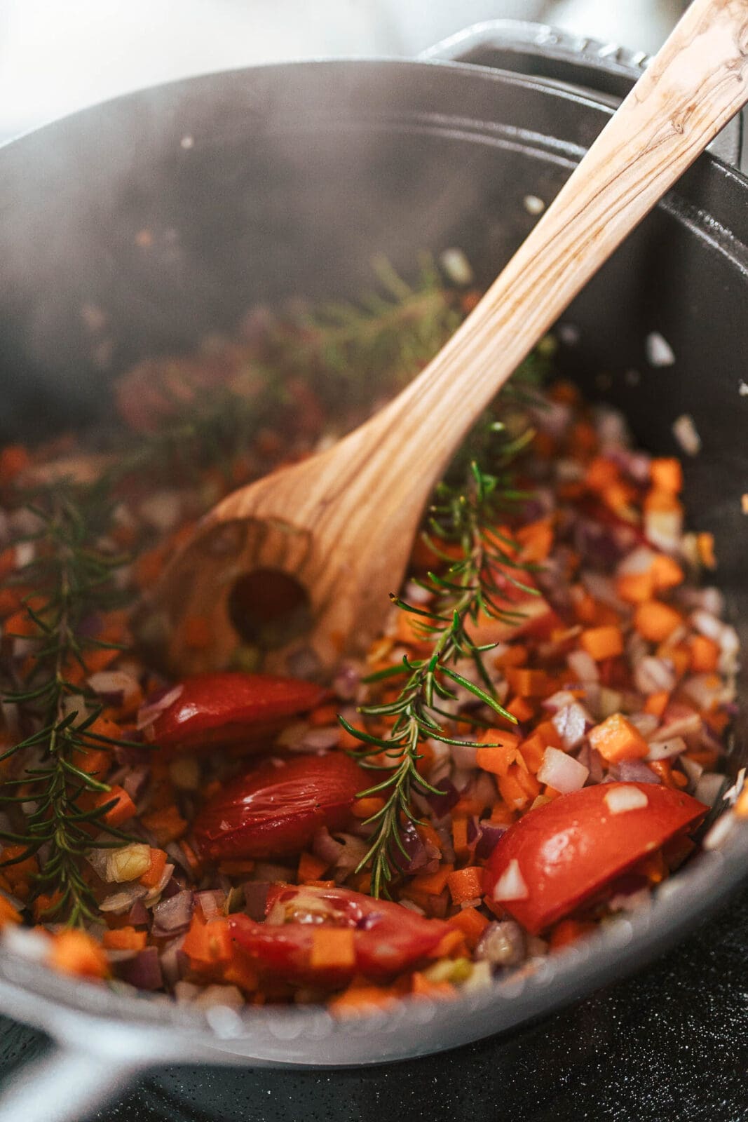 Schmor Lamm25 2 | Wie sehr freuen wir uns jedes Jahr auf die Zeit der Schmorgerichte – und besonders darauf, unser zart geschmortes Lamm wieder auf den Teller zu bringen! Seit vielen Jahren kennt ihr unser beliebtes Rezept für geschmortes Lamm, das mit mediterranen Aromen verfeinert wird und das ihr fleißig nachkocht. Deshalb war es höchste Zeit, unseren Beitrag zu überarbeiten und euch mit wertvollen Tipps zu versorgen: Welche Cuts vom Lamm eignen sich am besten? Wie wird geschmortes Lamm besonders zart? Und worauf solltet ihr beim Einkauf von Lammfleisch grundsätzlich achten? Hier erfahrt ihr alles, was ihr wissen müsst!