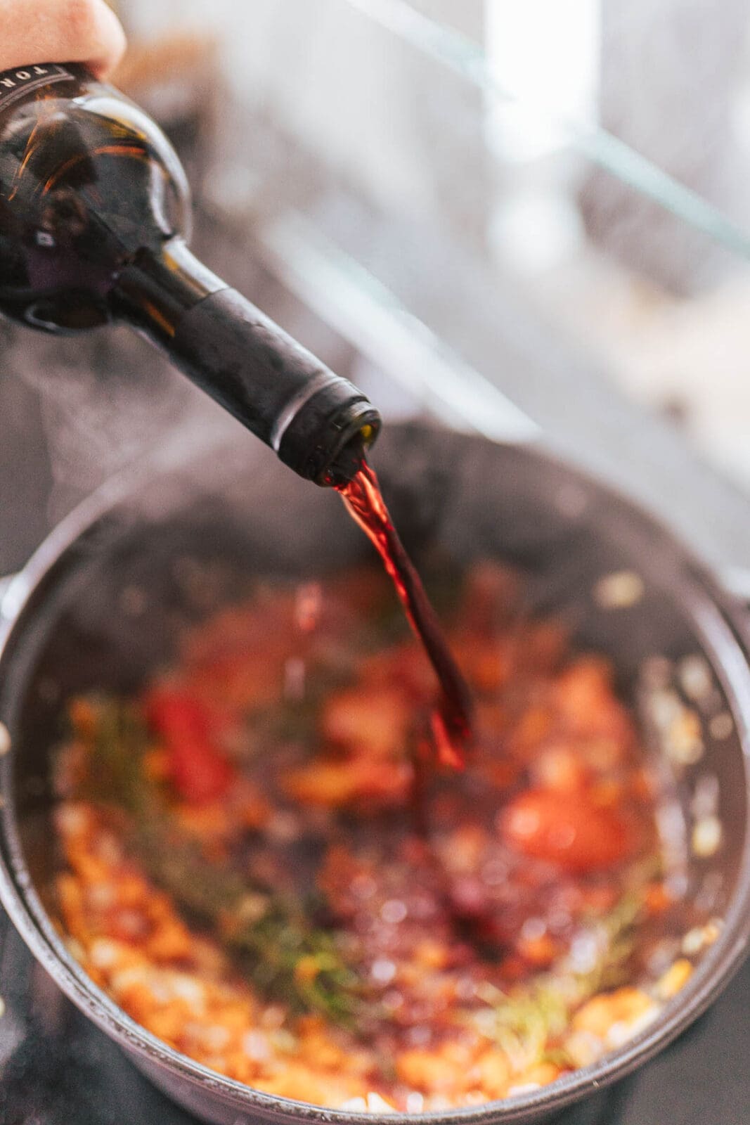 Schmor Lamm25 3 | Wie sehr freuen wir uns jedes Jahr auf die Zeit der Schmorgerichte – und besonders darauf, unser zart geschmortes Lamm wieder auf den Teller zu bringen! Seit vielen Jahren kennt ihr unser beliebtes Rezept für geschmortes Lamm, das mit mediterranen Aromen verfeinert wird und das ihr fleißig nachkocht. Deshalb war es höchste Zeit, unseren Beitrag zu überarbeiten und euch mit wertvollen Tipps zu versorgen: Welche Cuts vom Lamm eignen sich am besten? Wie wird geschmortes Lamm besonders zart? Und worauf solltet ihr beim Einkauf von Lammfleisch grundsätzlich achten? Hier erfahrt ihr alles, was ihr wissen müsst!