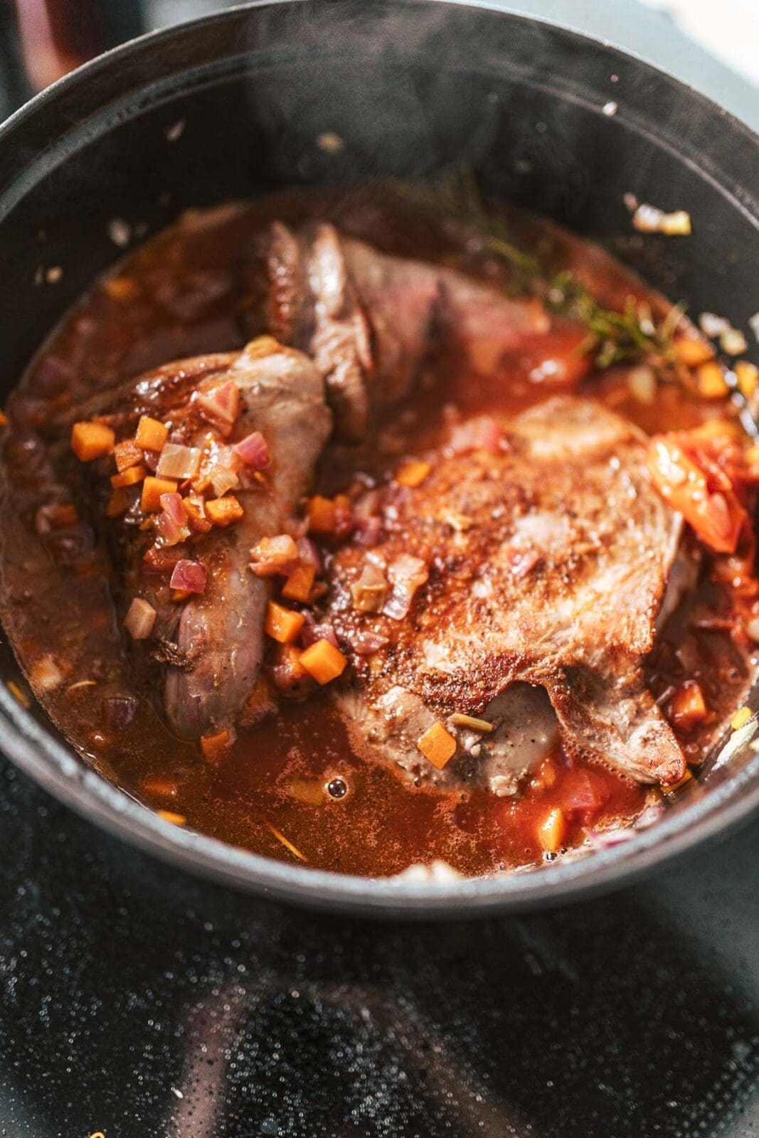 Schmor Lamm25 4 | Wie sehr freuen wir uns jedes Jahr auf die Zeit der Schmorgerichte – und besonders darauf, unser zart geschmortes Lamm wieder auf den Teller zu bringen! Seit vielen Jahren kennt ihr unser beliebtes Rezept für geschmortes Lamm, das mit mediterranen Aromen verfeinert wird und das ihr fleißig nachkocht. Deshalb war es höchste Zeit, unseren Beitrag zu überarbeiten und euch mit wertvollen Tipps zu versorgen: Welche Cuts vom Lamm eignen sich am besten? Wie wird geschmortes Lamm besonders zart? Und worauf solltet ihr beim Einkauf von Lammfleisch grundsätzlich achten? Hier erfahrt ihr alles, was ihr wissen müsst!