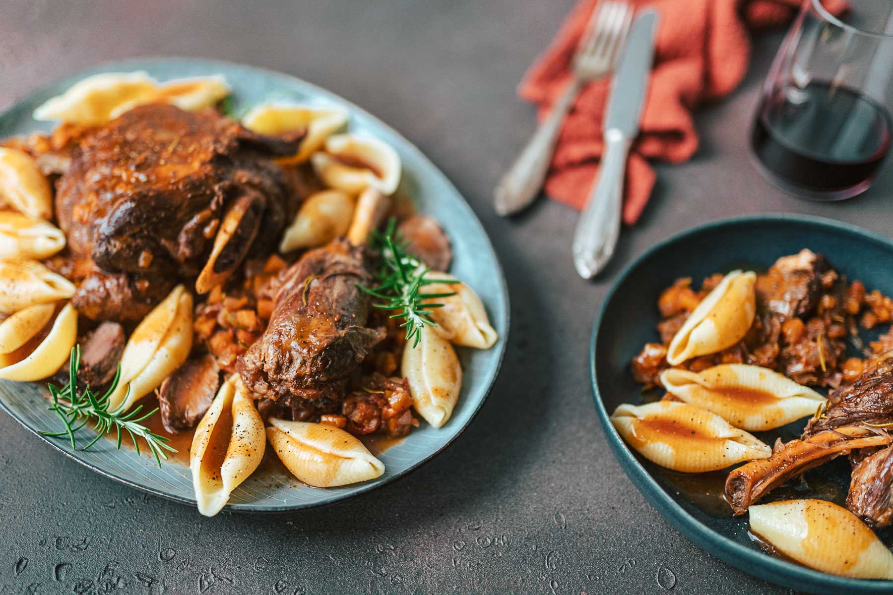 Schmor Lamm25 5 | Wie sehr freuen wir uns jedes Jahr auf die Zeit der Schmorgerichte – und besonders darauf, unser zart geschmortes Lamm wieder auf den Teller zu bringen! Seit vielen Jahren kennt ihr unser beliebtes Rezept für geschmortes Lamm, das mit mediterranen Aromen verfeinert wird und das ihr fleißig nachkocht. Deshalb war es höchste Zeit, unseren Beitrag zu überarbeiten und euch mit wertvollen Tipps zu versorgen: Welche Cuts vom Lamm eignen sich am besten? Wie wird geschmortes Lamm besonders zart? Und worauf solltet ihr beim Einkauf von Lammfleisch grundsätzlich achten? Hier erfahrt ihr alles, was ihr wissen müsst!