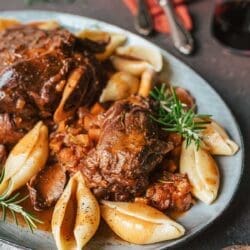 Schmor Lamm25 6 | Wie sehr freuen wir uns jedes Jahr auf die Zeit der Schmorgerichte – und besonders darauf, unser zart geschmortes Lamm wieder auf den Teller zu bringen! Seit vielen Jahren kennt ihr unser beliebtes Rezept für geschmortes Lamm, das mit mediterranen Aromen verfeinert wird und das ihr fleißig nachkocht. Deshalb war es höchste Zeit, unseren Beitrag zu überarbeiten und euch mit wertvollen Tipps zu versorgen: Welche Cuts vom Lamm eignen sich am besten? Wie wird geschmortes Lamm besonders zart? Und worauf solltet ihr beim Einkauf von Lammfleisch grundsätzlich achten? Hier erfahrt ihr alles, was ihr wissen müsst!