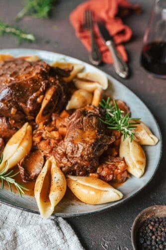 Schmor Lamm25 6 | Wie sehr freuen wir uns jedes Jahr auf die Zeit der Schmorgerichte – und besonders darauf, unser zart geschmortes Lamm wieder auf den Teller zu bringen! Seit vielen Jahren kennt ihr unser beliebtes Rezept für geschmortes Lamm, das mit mediterranen Aromen verfeinert wird und das ihr fleißig nachkocht. Deshalb war es höchste Zeit, unseren Beitrag zu überarbeiten und euch mit wertvollen Tipps zu versorgen: Welche Cuts vom Lamm eignen sich am besten? Wie wird geschmortes Lamm besonders zart? Und worauf solltet ihr beim Einkauf von Lammfleisch grundsätzlich achten? Hier erfahrt ihr alles, was ihr wissen müsst!