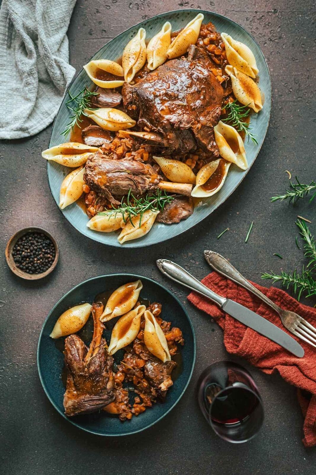 Schmor Lamm25 7 | Wie sehr freuen wir uns jedes Jahr auf die Zeit der Schmorgerichte – und besonders darauf, unser zart geschmortes Lamm wieder auf den Teller zu bringen! Seit vielen Jahren kennt ihr unser beliebtes Rezept für geschmortes Lamm, das mit mediterranen Aromen verfeinert wird und das ihr fleißig nachkocht. Deshalb war es höchste Zeit, unseren Beitrag zu überarbeiten und euch mit wertvollen Tipps zu versorgen: Welche Cuts vom Lamm eignen sich am besten? Wie wird geschmortes Lamm besonders zart? Und worauf solltet ihr beim Einkauf von Lammfleisch grundsätzlich achten? Hier erfahrt ihr alles, was ihr wissen müsst!