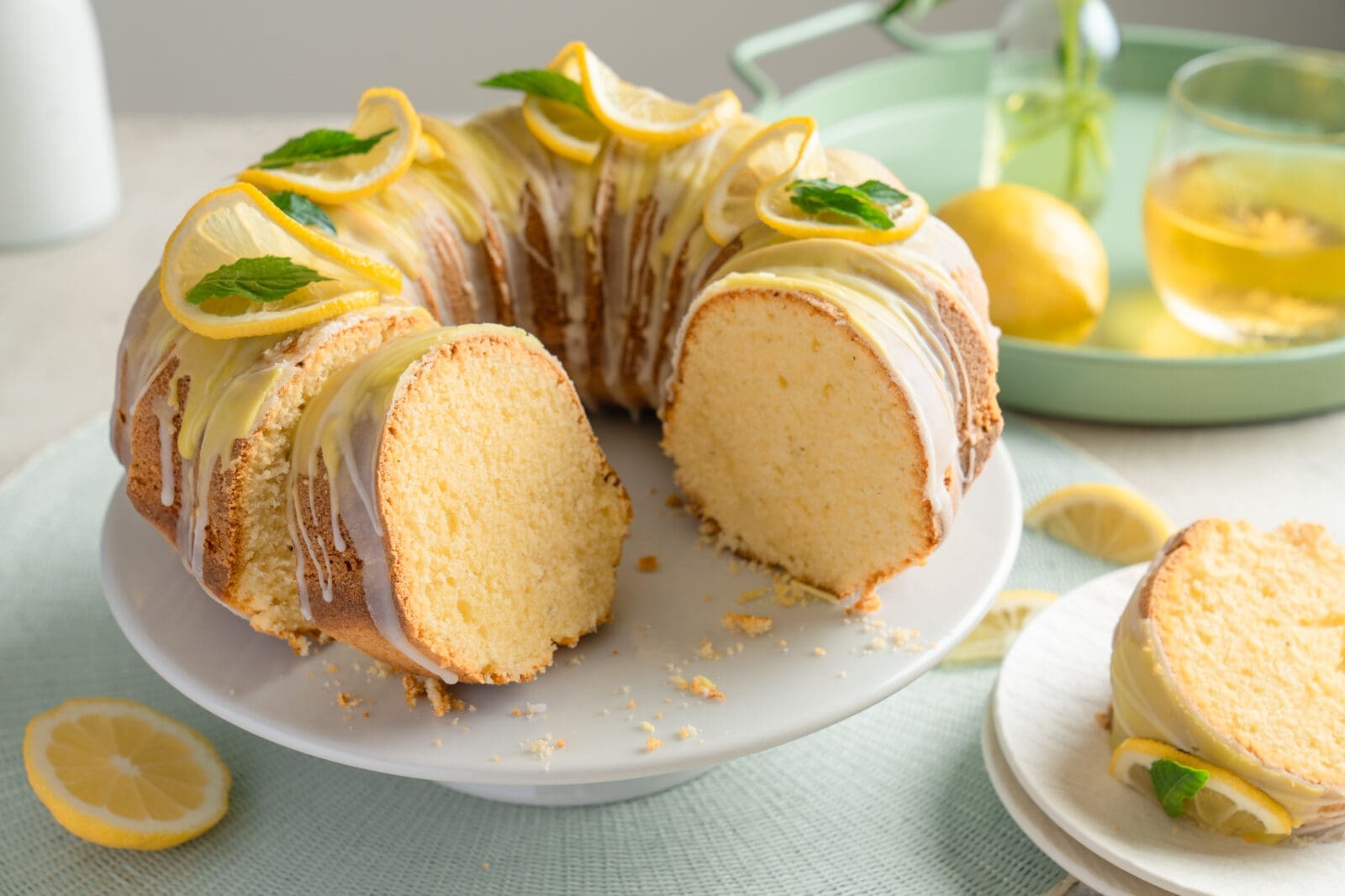 Saftiger Zitronen-Guglhupf | Eine Neuauflage! 9 Saftiger Zitronen-Guglhupf: Einfaches Rezept für einen erfrischenden Kuchen mit intensivem Zitronengeschmack. Perfekt für jede Kaffeetafel.