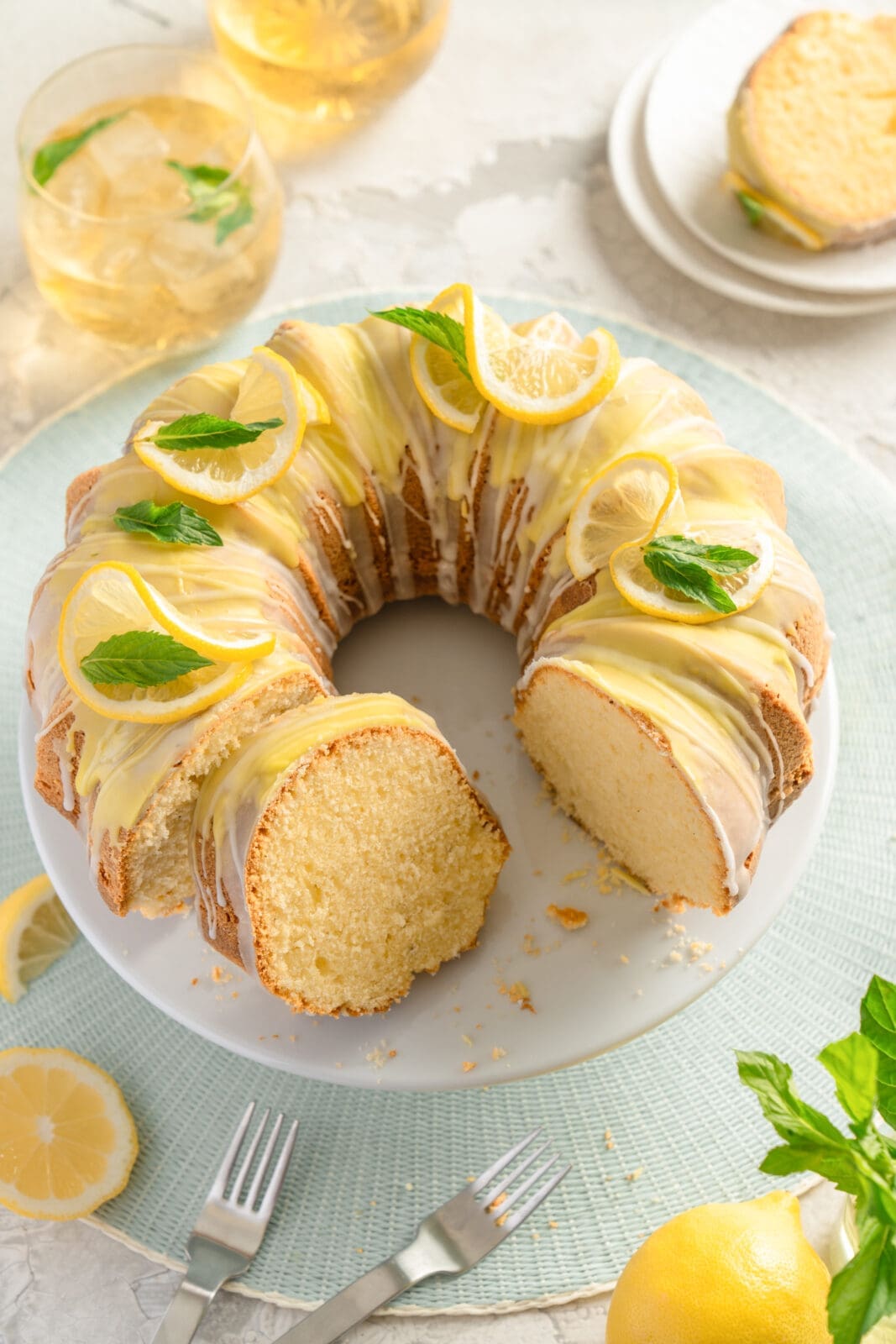 Saftiger Zitronen-Guglhupf | Eine Neuauflage! 3 Rezept für saftiger Zitronen-Gugl. Einer unserer Favoriten an "trockenen" Kuchen. Schnell und easy gemacht und super saftig!