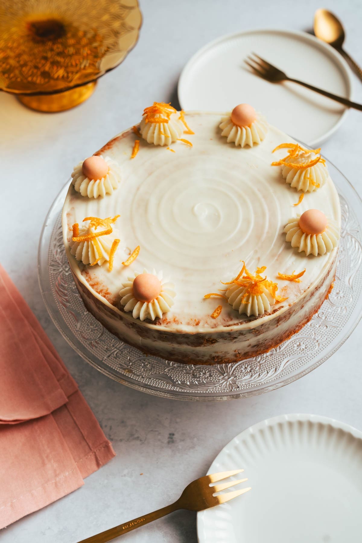 Entdecke unseren saftigen Carrot Cake ohne Nüsse mit cremiger Mascarpone-Frischkäse-Creme – perfekt auch zum Osterbrunch oder -Kaffee.