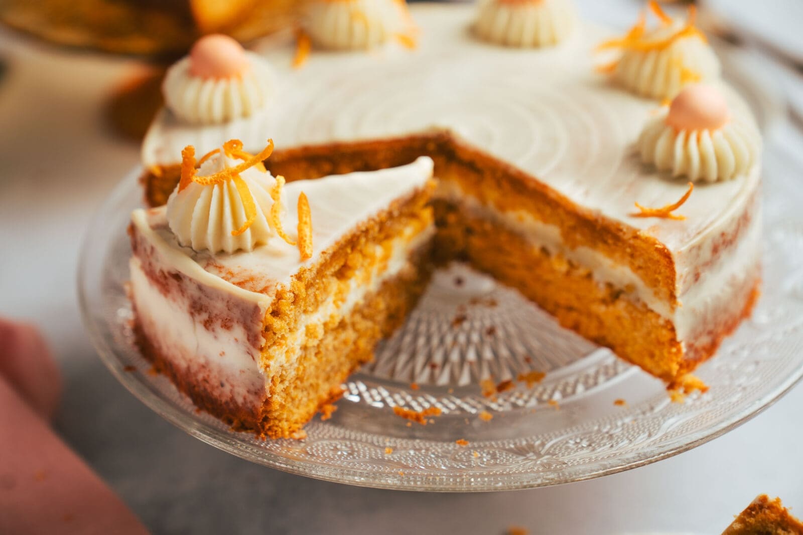 Entdecke unseren saftigen Carrot Cake ohne Nüsse mit cremiger Mascarpone-Frischkäse-Creme – perfekt auch zum Osterbrunch oder -Kaffee.
