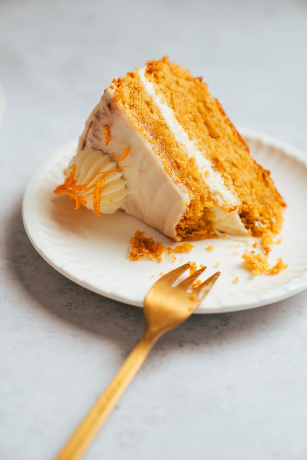 Entdecke unseren saftigen Carrot Cake ohne Nüsse mit cremiger Mascarpone-Frischkäse-Creme – perfekt auch zum Osterbrunch oder -Kaffee.