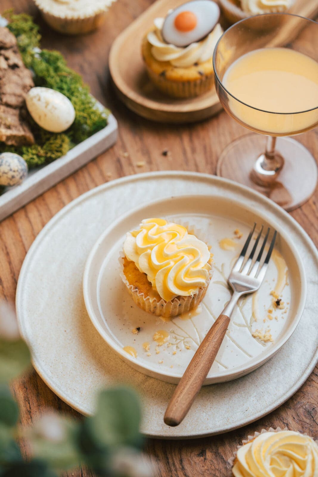 Eierlikoer Cupcakes2025 1 | Diese Eierlikör Cupcakes backen wir an Ostern jedes Jahr
Saftige Eierlikör Cupcakes mit Frosting, perfekt für eure Osterkaffeetafel
Unser Osterliebling aus dem Ofen, Eierlikör Cupcakes mit cremigem Frosting.