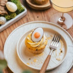 Eierlikoer Cupcakes2025 2 | Es gibt Rezepte, die begleiten uns schon so lange, dass sie fast wie alte Freunde sind. Unser Rezept für Eierlikör Cupcakes ist genau so eines. Aber manchmal brauchen auch alte Freunde ein kleines Makeover und genau das haben wir diesen kleinen Köstlichkeiten gegönnt. Wer Eierlikör mag, wird diese Cupcakes lieben! DAS können wir euch versprechen. Cremig, saftig, ein Hauch von Schokolade und on top ein fluffiges Frosting, das einfach perfekt dazu passt.