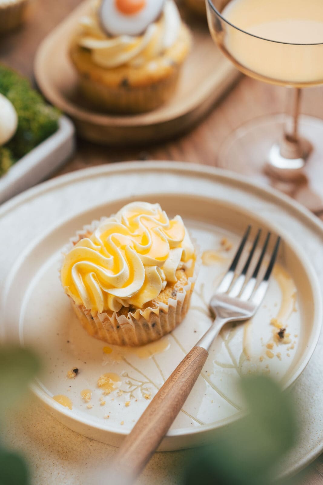 Eierlikoer Cupcakes2025 4 | Diese Eierlikör Cupcakes backen wir an Ostern jedes Jahr
Saftige Eierlikör Cupcakes mit Frosting, perfekt für eure Osterkaffeetafel
Unser Osterliebling aus dem Ofen, Eierlikör Cupcakes mit cremigem Frosting.
